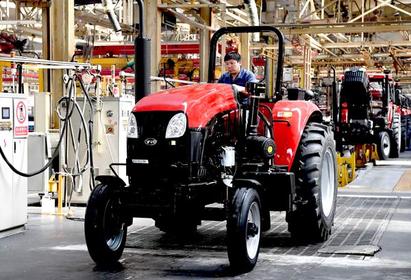A tractor comes off the production line of YTO Group Corp in Luoyang, Henan province. (Photo/Xinhua)