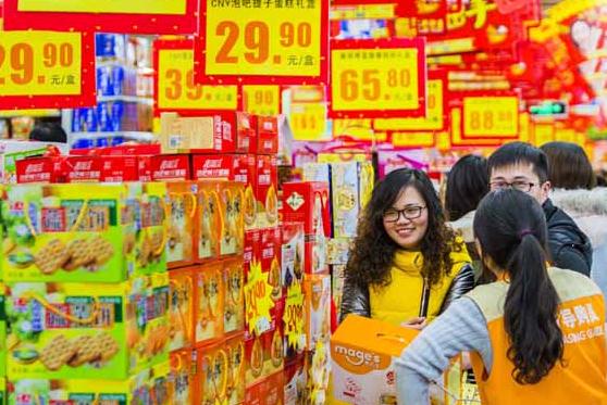 A supermarket in Lianyungang, Jiangsu province. Experts say the ongoing steady increase in personal income will continue to boost domestic consumption. (Photo provided to China Daily)