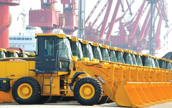 Excavators made by the Chinese machinery maker XCMG Group are ready to be shipped to Port Vitoria in Brazil. (Photo: Wang Chun/For China Daily)