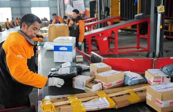 Workers sort parcels at a delivery company in Fuyang, Anhui province. The industry and commerce regulator said customers can return opened goods bought online within seven days. (Photo: for China Daily/Wang Biao)