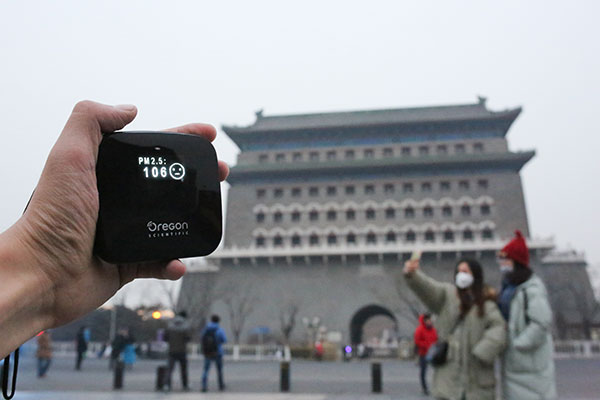 PM 2.5 density stands at 106 at the Qianmen area in Beijing on Thursday afternoon. The city has experienced several smoggy days in succession.(Ding shan/For China Daily)